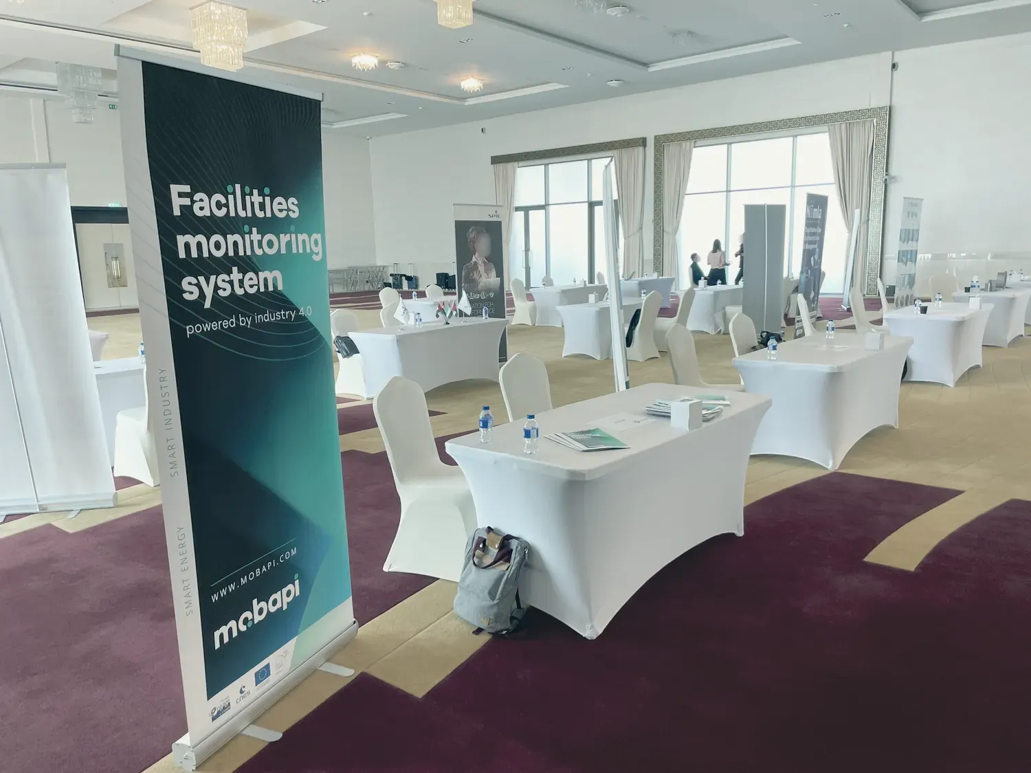 Le kakémono de Mobapi, déroulé dans la salle de l’événement.